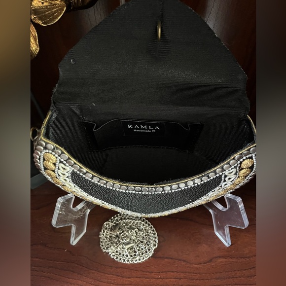 - RAMLA Handmade Heart Shaped Clutch/Crossbody Bag - Picture 4 of 6